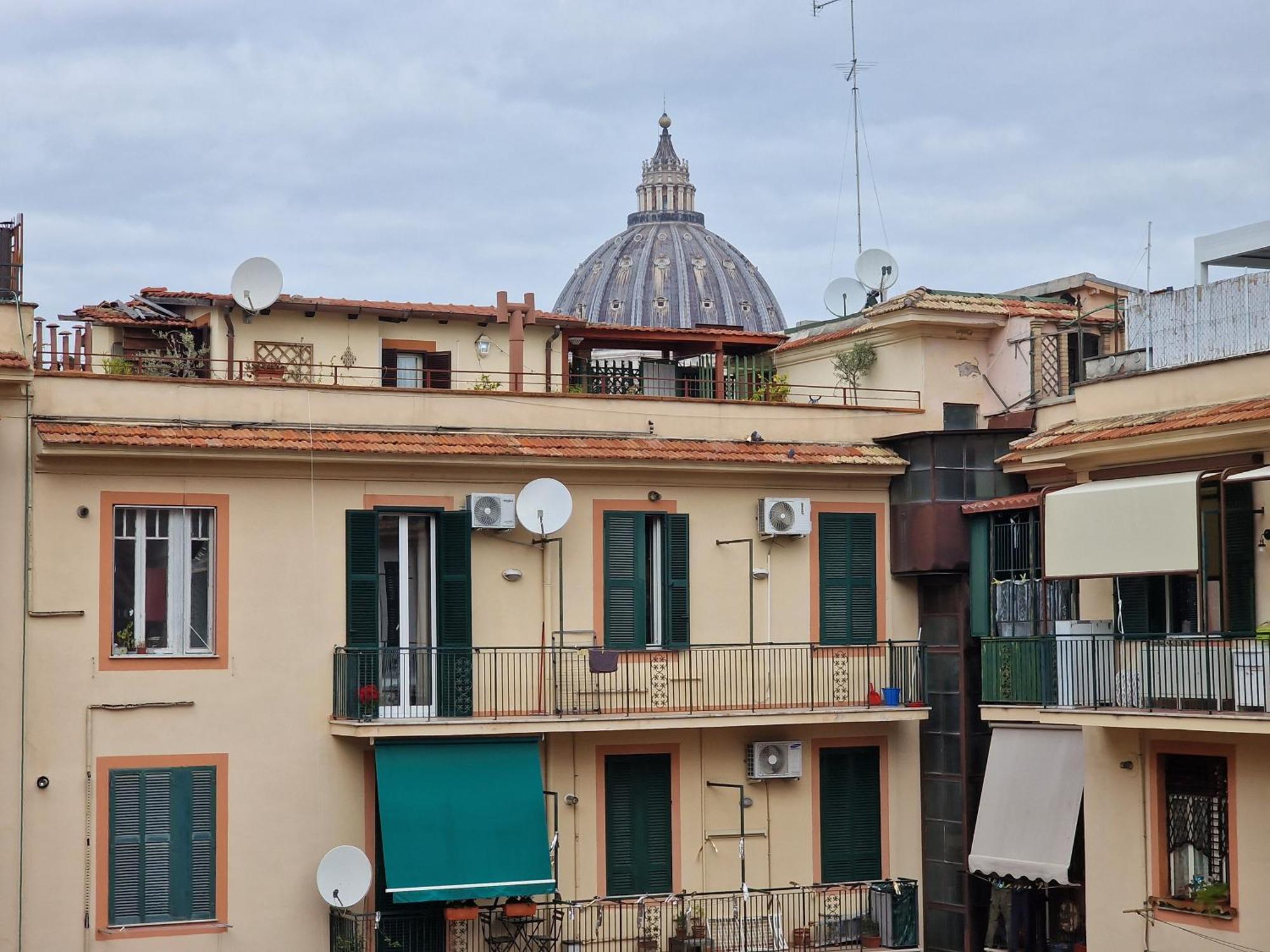 Vatican Bells Рим Екстериор снимка